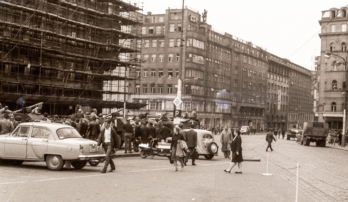 srpen 1968 Praha (29), Náměstí Republiky