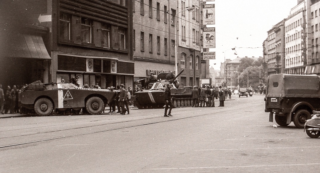 srpen 1968 Praha (30), Na Poříčí, po levé ruce je obchodní dům Bílá labuť